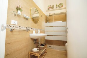 Bathroom - House in Otranto center, p ground, walking beach, free and reserved parking (Otranto)