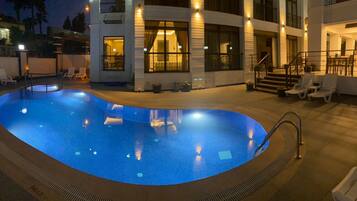 Udendørs pool, parasoller, liggestole