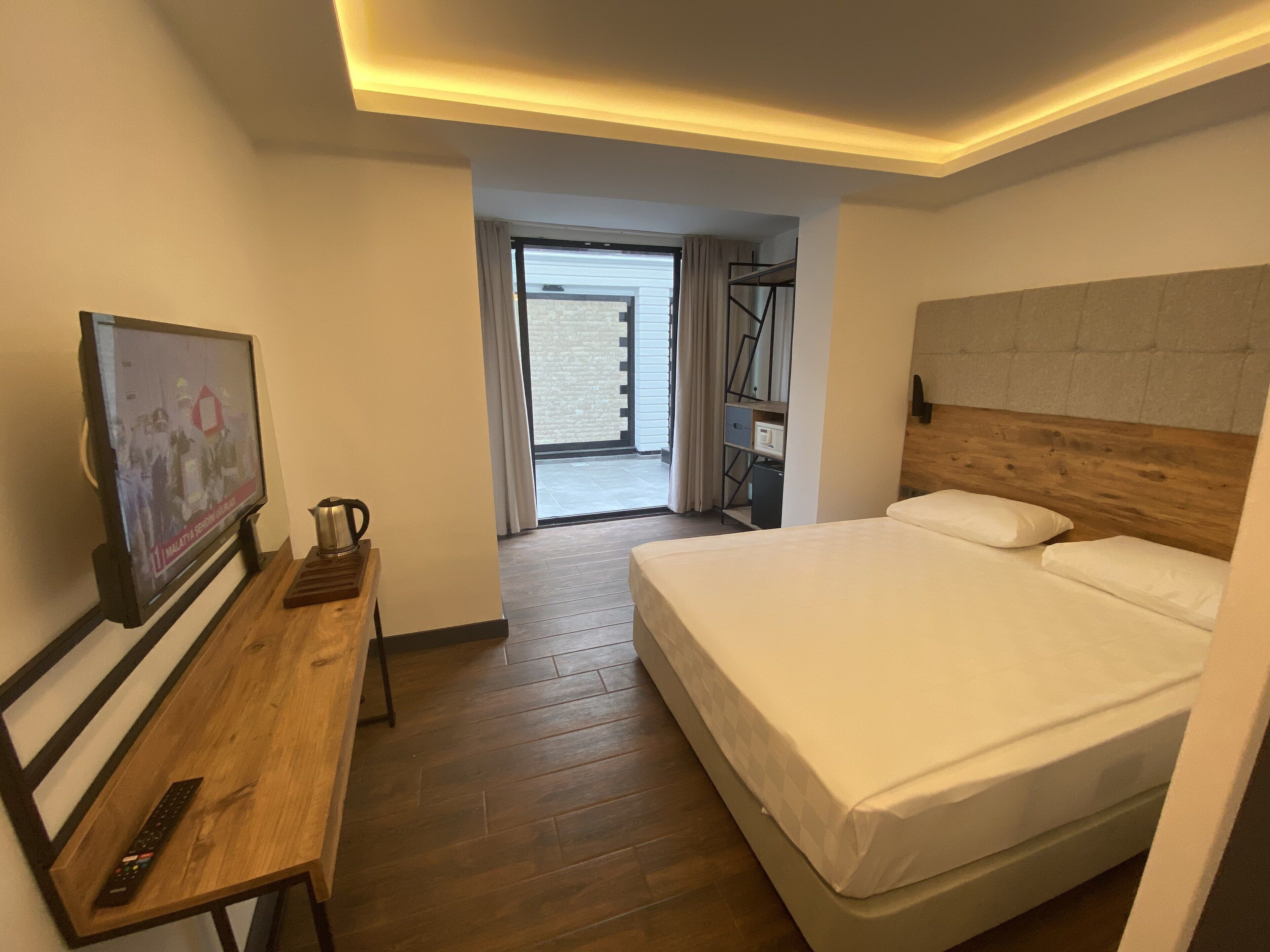 standard room | select comfort beds, minibar, in-room safe, laptop workspace