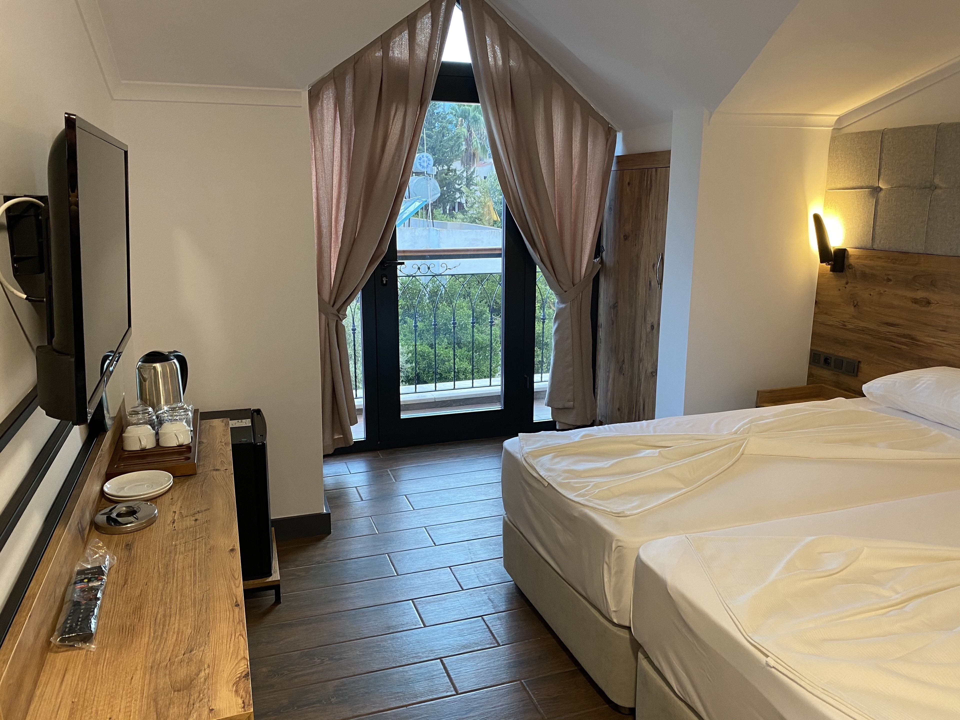 standard room, 2 single beds | select comfort beds, minibar, in-room safe, laptop workspace