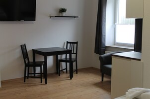Doppelzimmer | Wohnbereich | 32-Zoll-Flachbildfernseher mit Satellitenempfang, Fernseher