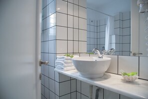 Serviettes fournies, shampoing