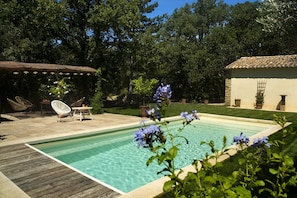 Pool - L'Atelier, with its century-old oak trees and panoramic view of the Luberon region (Cucuron)