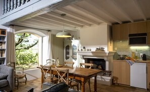 Dining - L'Atelier, with its century-old oak trees and panoramic view of the Luberon region (Cucuron)