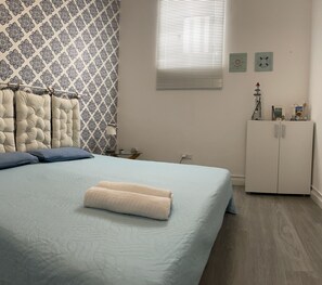 Habitación doble familiar | Decoración personalizada, muebles diferentes y escritorio 