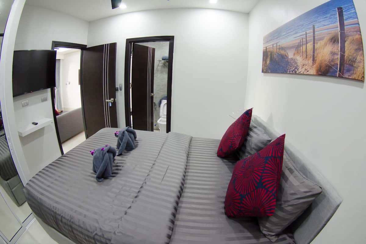 2 bedrooms, in-room safe, blackout drapes, WiFi (free)