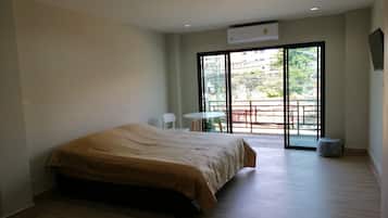 12 bedrooms, desk, WiFi, bed sheets