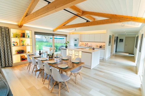 Stunning Celebration Eco Cottage Sleeps 10 with River Views, Ely