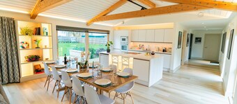 Stunning Celebration Eco Cottage Sleeps 10 with River Views, Ely