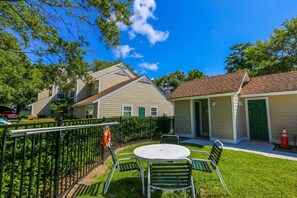 Outdoor dining - Community Pool!  12 Minutes to Beach & Downtown Charleston.  Comfortable Family-Friendly Townhome. (Mount Pleasant)