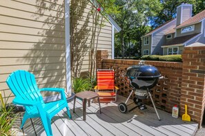 Terrace/patio - Community Pool!  12 Minutes to Beach & Downtown Charleston.  Comfortable Family-Friendly Townhome. (Mount Pleasant)