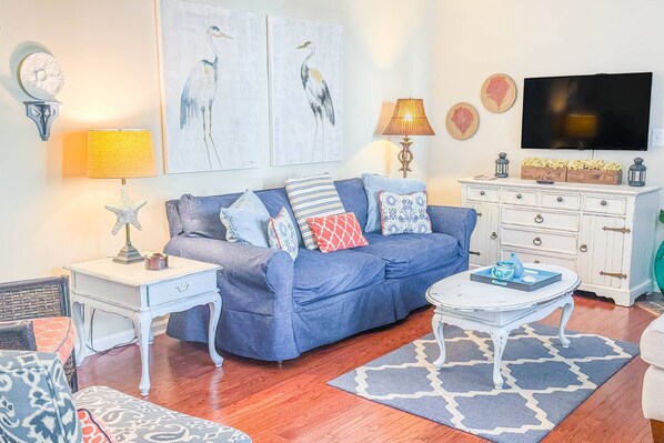 Living area - Community Pool!  12 Minutes to Beach & Downtown Charleston.  Comfortable Family-Friendly Townhome. (Mount Pleasant)