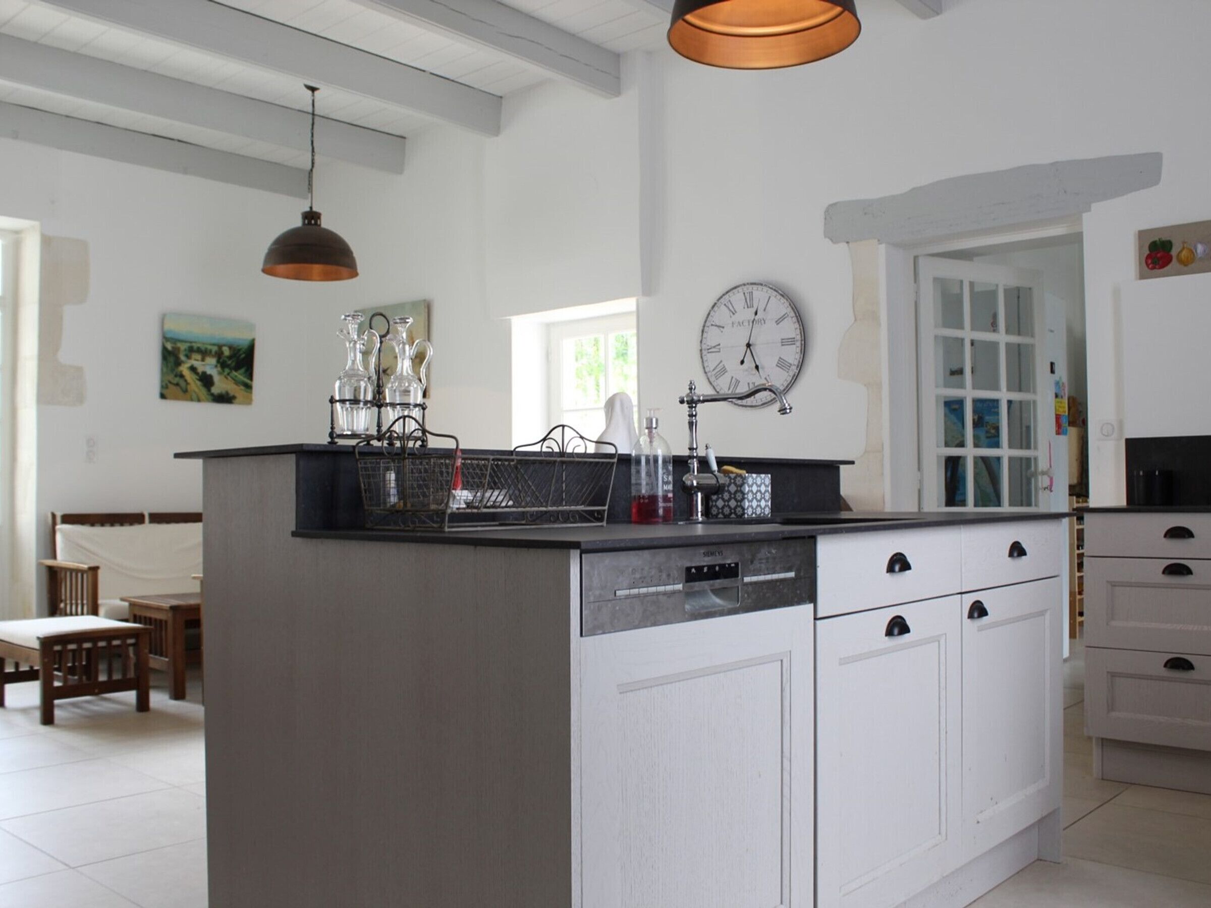 Een koelkast, een oven, een vaatwasser, een koffiezetapparaat/waterkoker