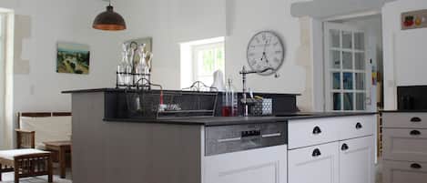 Refrigerador, horno, lavavajillas y cafetera y tetera