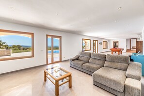 Televisión, chimenea y tenis de mesa 