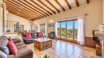 TV, peis og bordtennis