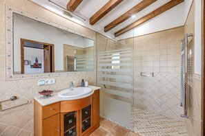 Badekar, hårføner og håndklær