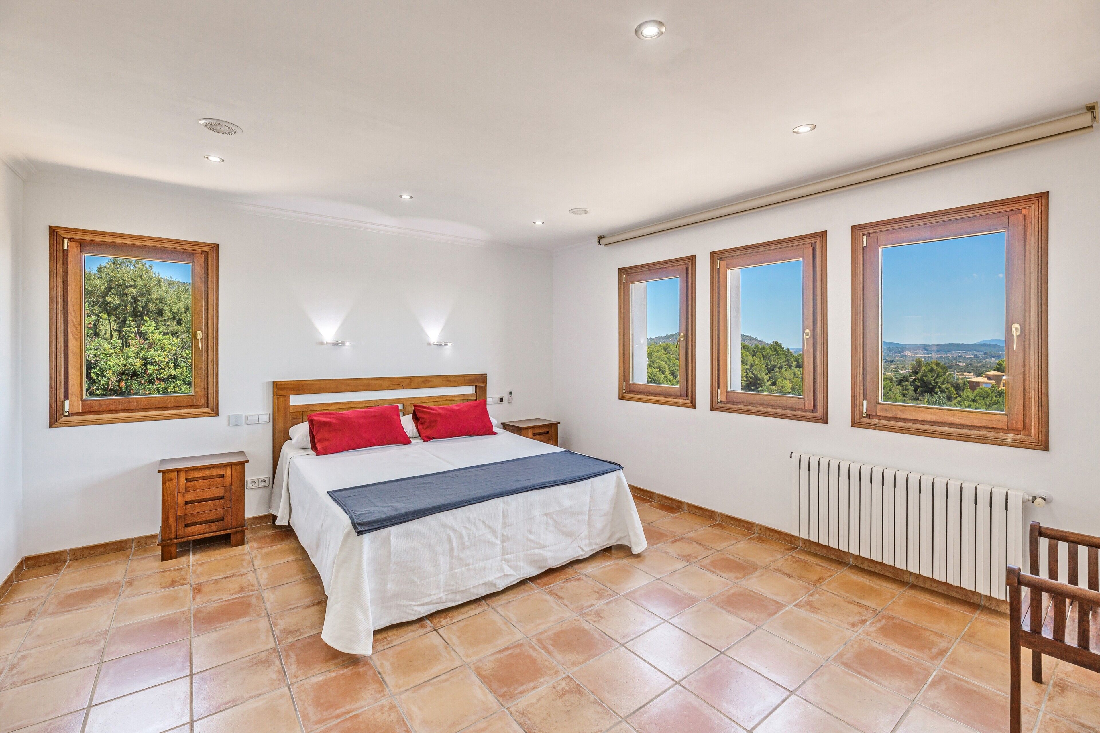 5 bedrooms, iron/ironing board, free WiFi, bed sheets