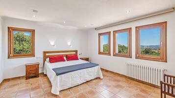 5 bedrooms, iron/ironing board, free WiFi, bed sheets