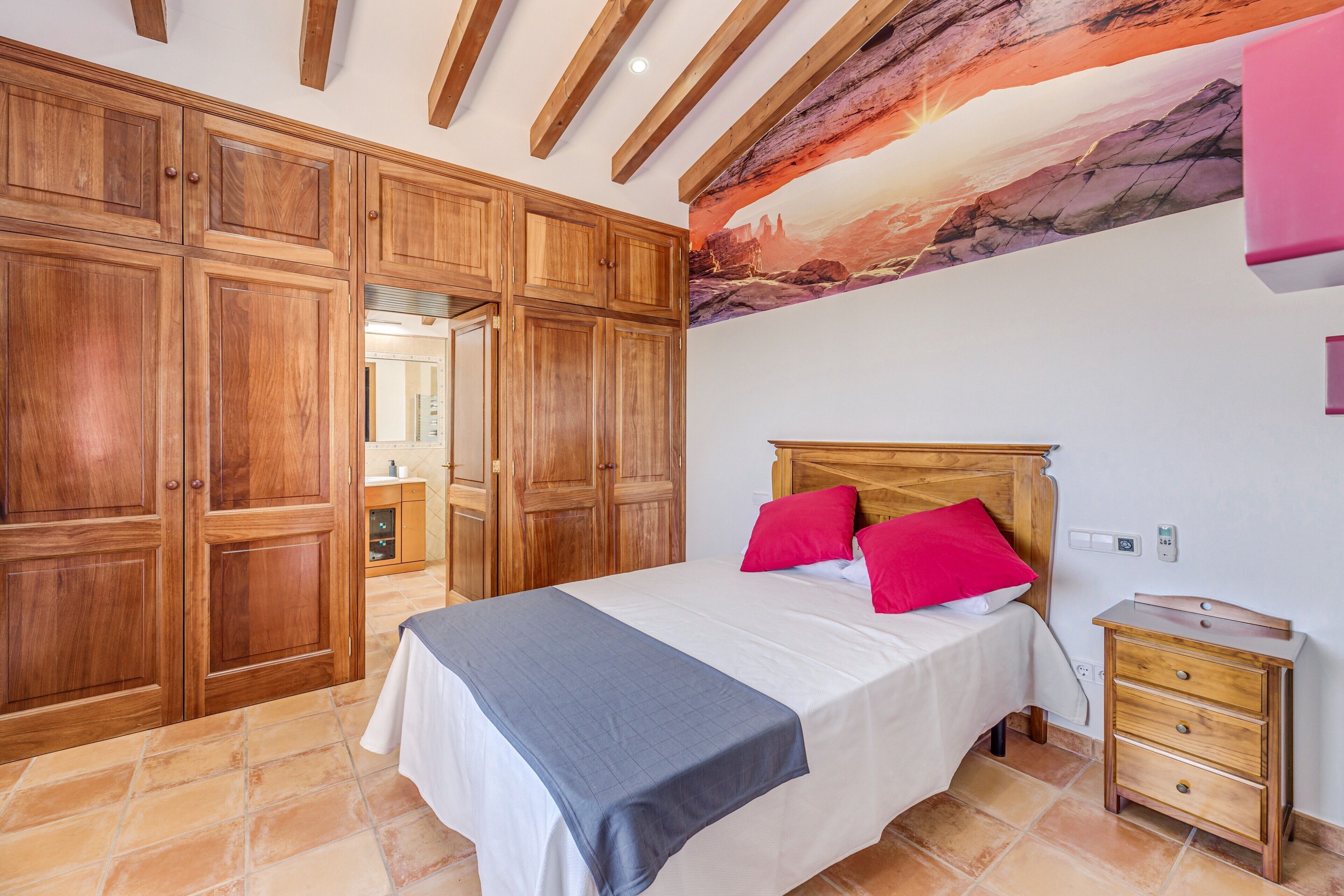 5 bedrooms, iron/ironing board, free WiFi, bed sheets