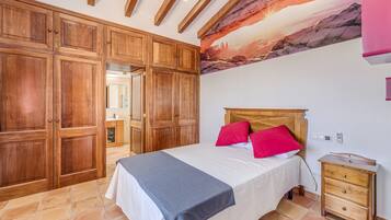 5 bedrooms, iron/ironing board, free WiFi, bed sheets