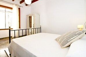 3 quartos, escrivaninha, ferros/tábuas de passar roupa
