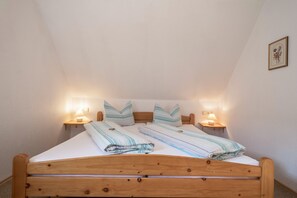 2 bedrooms, iron/ironing board, free WiFi, bed sheets - Duplex Apartment “4-Star Holiday Apartment No. 1” with Wi-Fi, Garden & Terrace (Deggenhausertal)