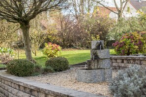 Property grounds - Duplex Apartment “4-Star Holiday Apartment No. 1” with Wi-Fi, Garden & Terrace (Deggenhausertal)