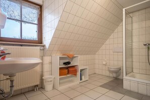 Dusche, kostenlose Toilettenartikel, Haartrockner, Handtücher