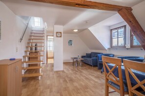 TV, ping pong, stereo - Duplex Apartment “4-Star Holiday Apartment No. 1” with Wi-Fi, Garden & Terrace (Deggenhausertal)