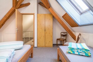 2 bedrooms, iron/ironing board, free WiFi, bed sheets - Duplex Apartment “4-Star Holiday Apartment No. 2” with Wi-Fi, Garden & Terrace (Deggenhausertal)