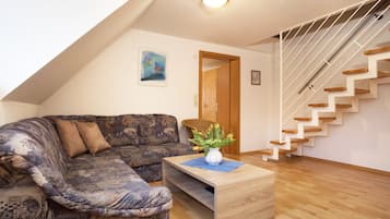 TV, tavolo da ping pong, impianto stereo