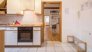 Frigorífico, horno, placa de cocina y lavavajillas