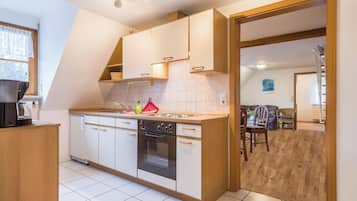 Fridge, oven, stovetop, dishwasher