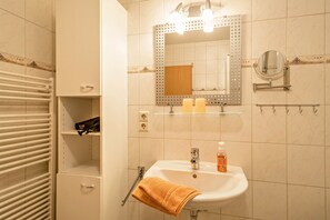 Douche, sèche-cheveux, serviettes fournies