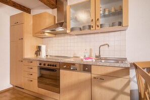 Jääkaappi, uuni, liesi, astianpesukone