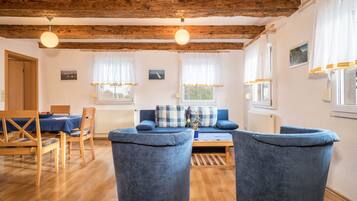 Téléviseur, table de ping-pong, chaîne audio