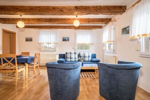 Televisio, pöytätennispöytä, stereot