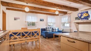 Fernseher, Tischtennisplatte, Stereoanlage