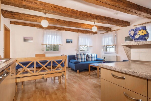 Fernseher, Tischtennisplatte, Stereoanlage