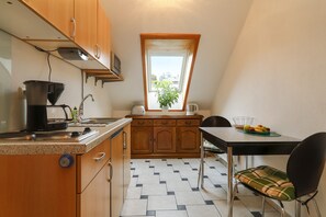 Fridge, microwave, stovetop, coffee/tea maker - Cozy Apartment “Merk Klein” in a Quiet Area with Wi-Fi, Balcony & Garden (Neukirch)