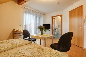 1 bedroom, iron/ironing board, free WiFi, bed sheets - Cozy Apartment “Merk Klein” in a Quiet Area with Wi-Fi, Balcony & Garden (Neukirch)