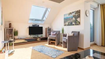 Een televisie, een dvd-speler en een stereo