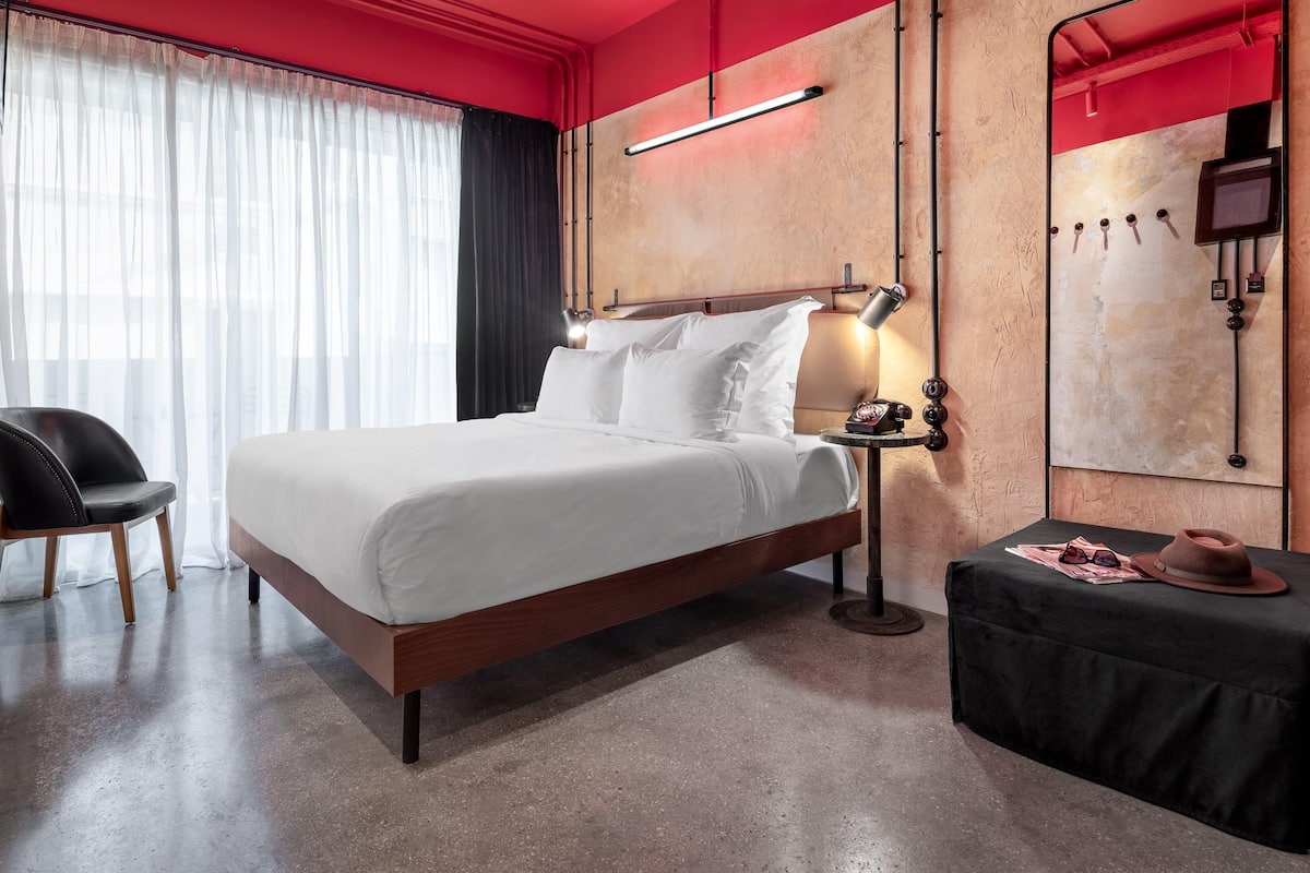 Urban Double or Twin Room with Balcony | Peralatan tempat tidur premium, bar mini, peti besi dalam bilik, meja