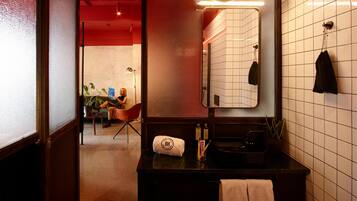 Dave Red King Suite | Baño | Regadera, amenidades de baño gratuitas, secadora de cabello, batas