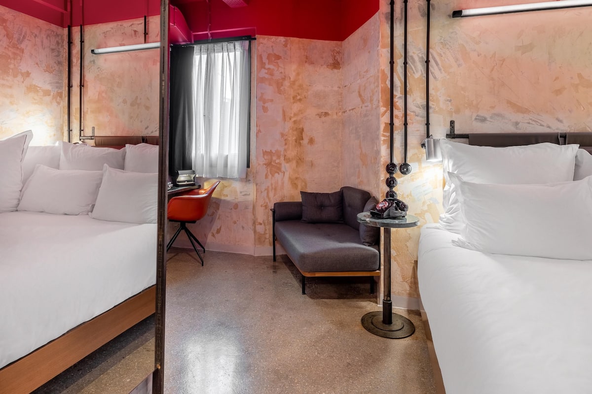 Foxy Plus King Room | Peralatan tempat tidur premium, bar mini, peti besi dalam bilik, meja