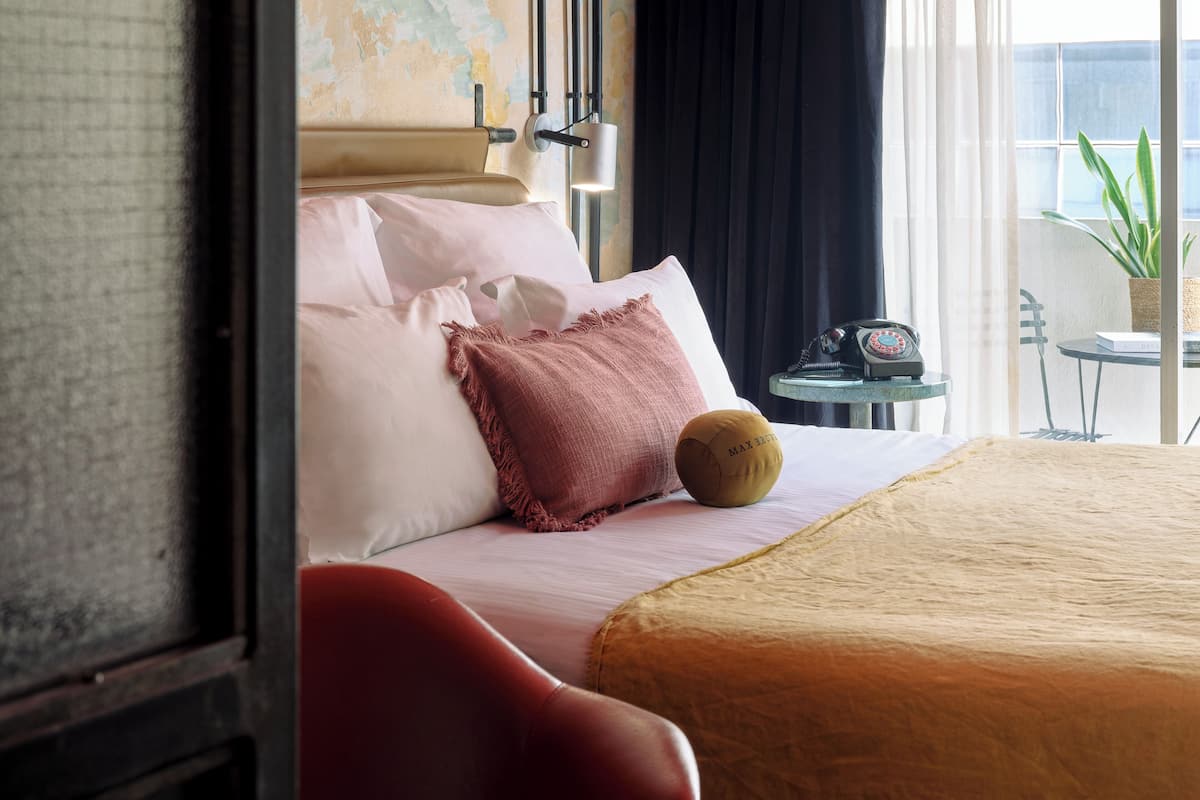 MEDIUM BALCONY | Sängtillbehör av högsta kvalitet och minibar