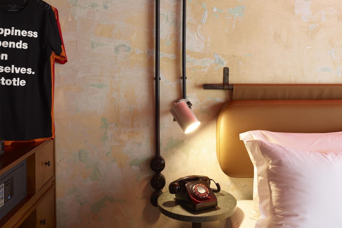 Peralatan tempat tidur premium, bar mini, peti besi dalam bilik, meja