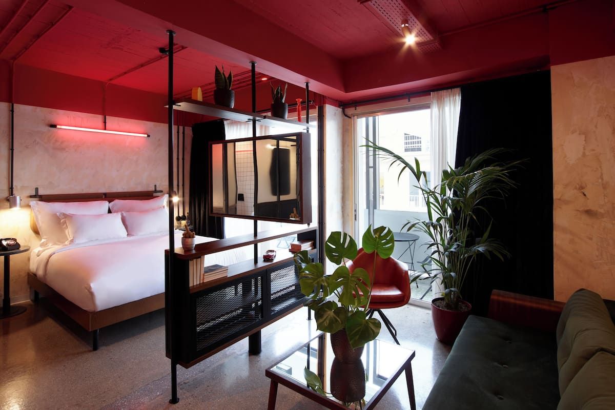 Dave Red King Suite | Premium bedding, minibar, in-room safe, desk