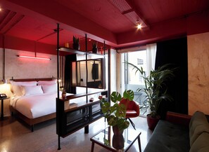 EXTRA LARGE | Premium bedding, minibar, in-room safe, desk